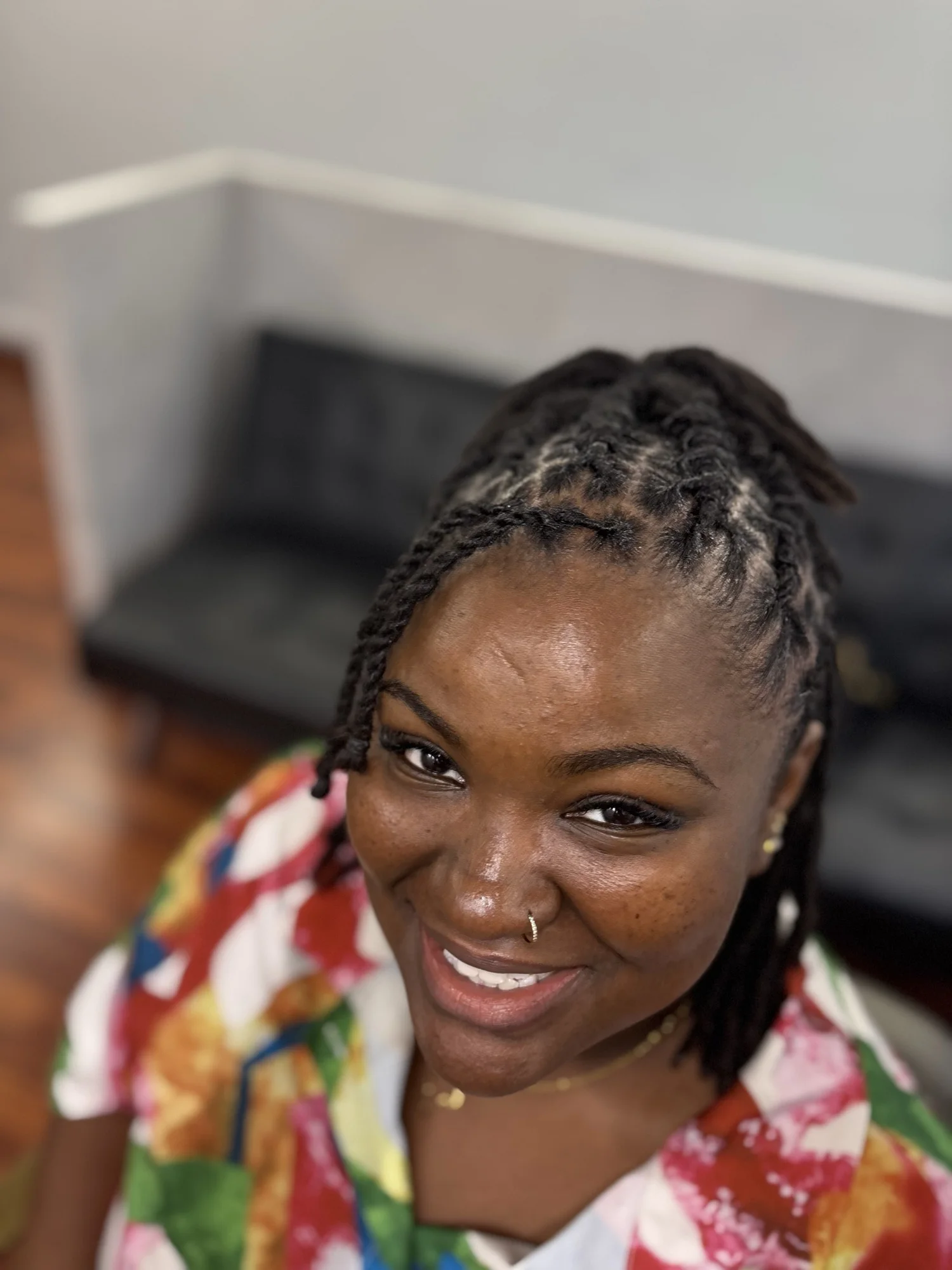 Clienta sonriendo con box braids recién hechas