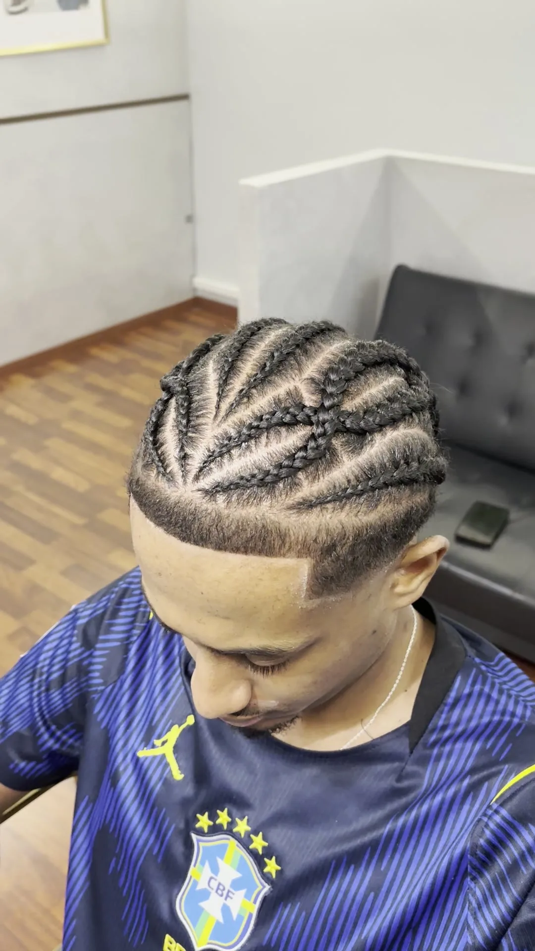 Cornrows con dibujo geométrico visto desde arriba