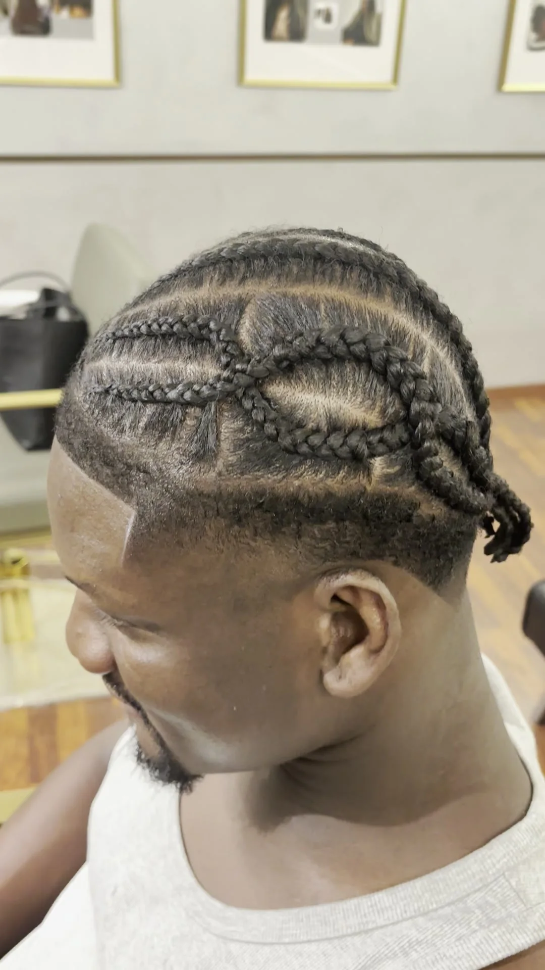Cornrows с прорисованным пробором и боковым переходом