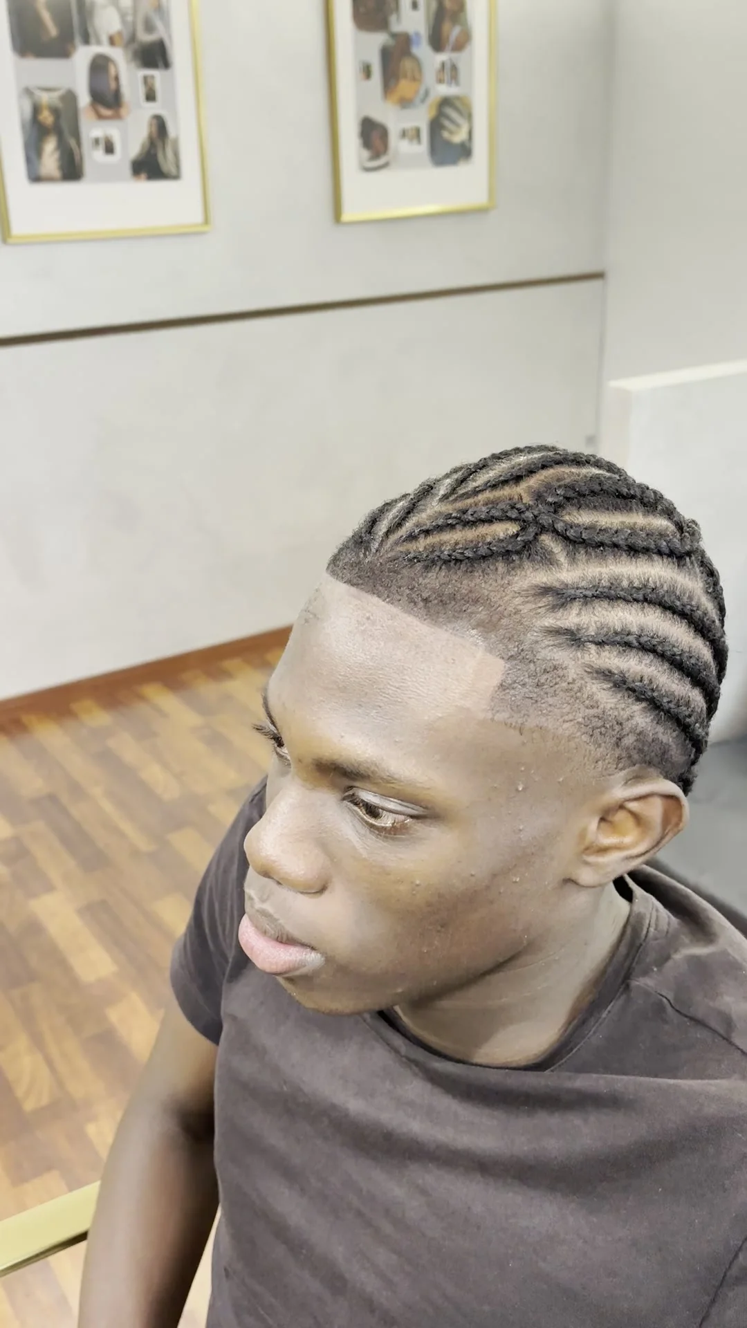 Cornrows сбоку, ровные секции до затылка