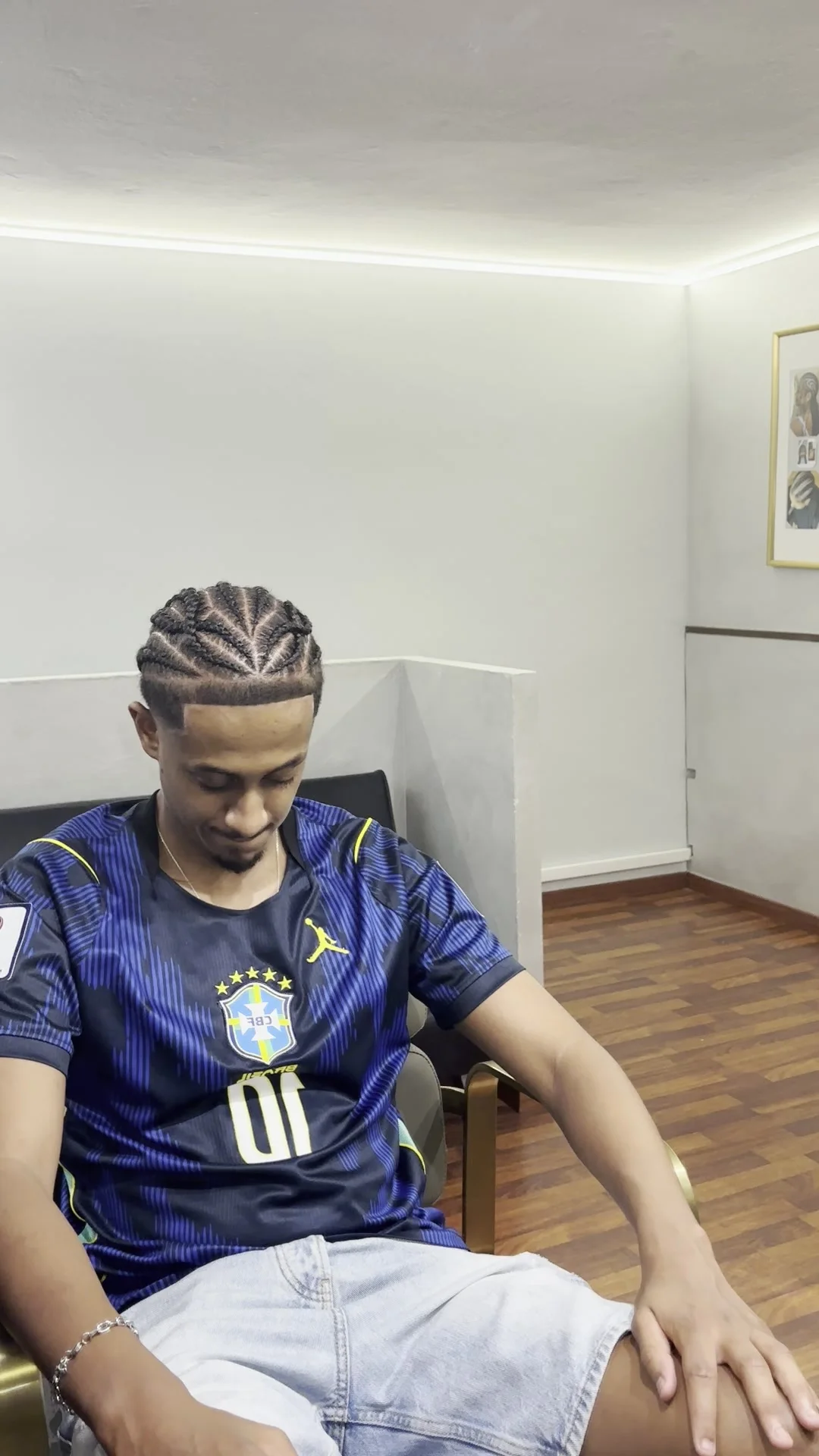 Только что законченные cornrows, клиент сидит в салоне