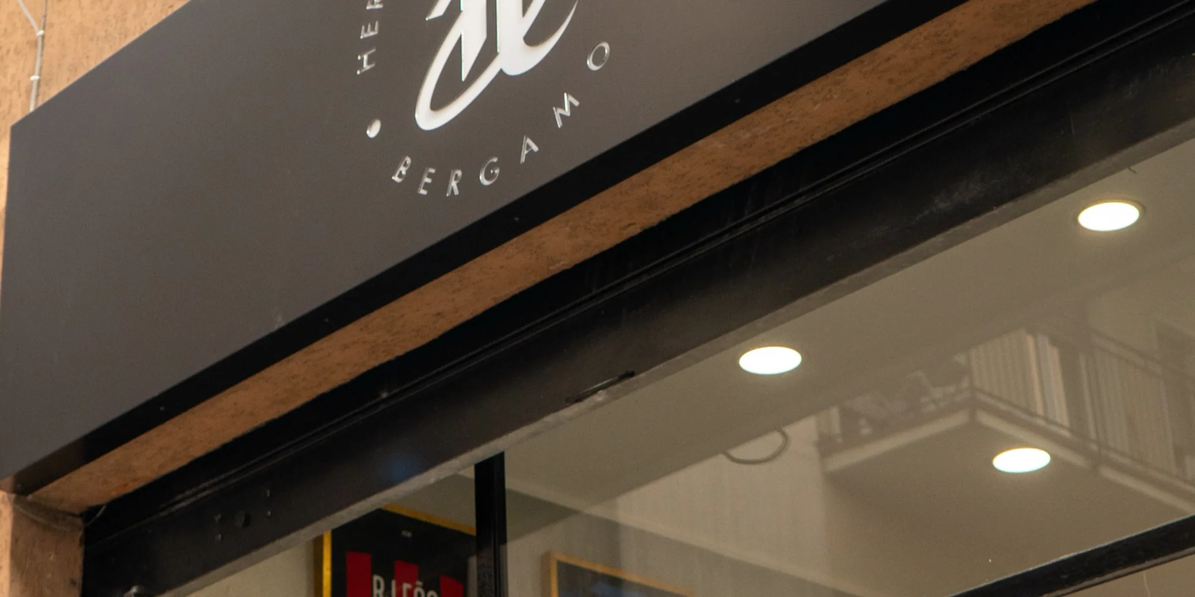 Vetrina di Hermann Barbershop in Via Casalino a Bergamo