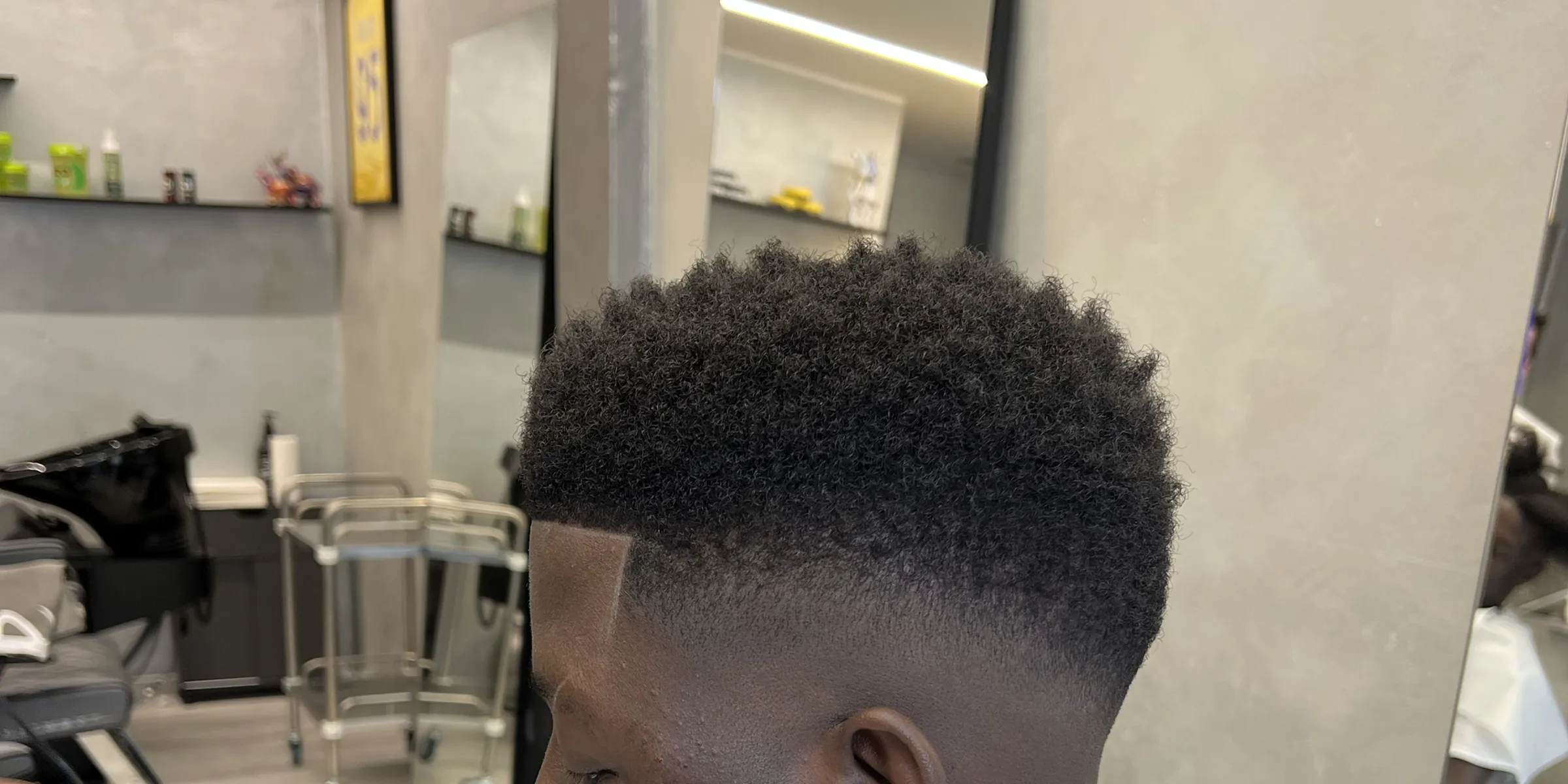 Mit dem Rasiermesser gezogene Konturen an einem Afro-Schnitt