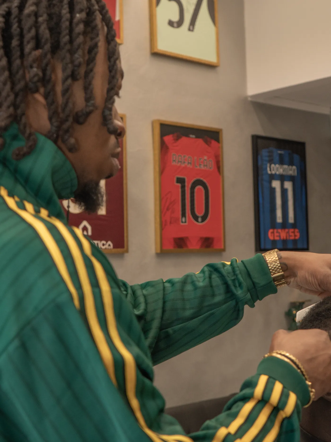 Camisetas de fútbol firmadas colgadas en la pared de Hermann Barbershop